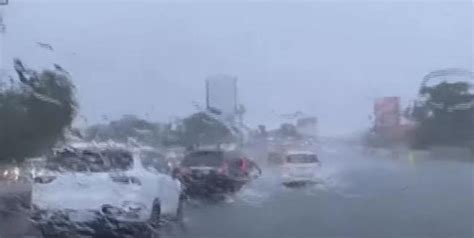 Floods cause heavy traffic at SLEX .